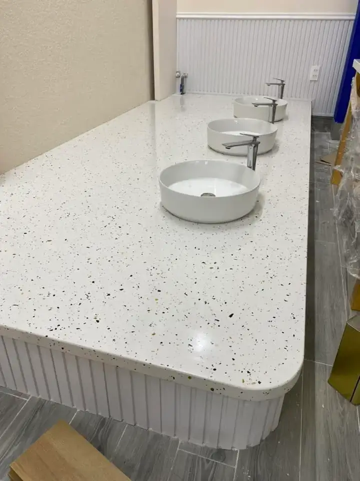 thi-cong-da-hoa-cương-op-lavabo-mau-trang